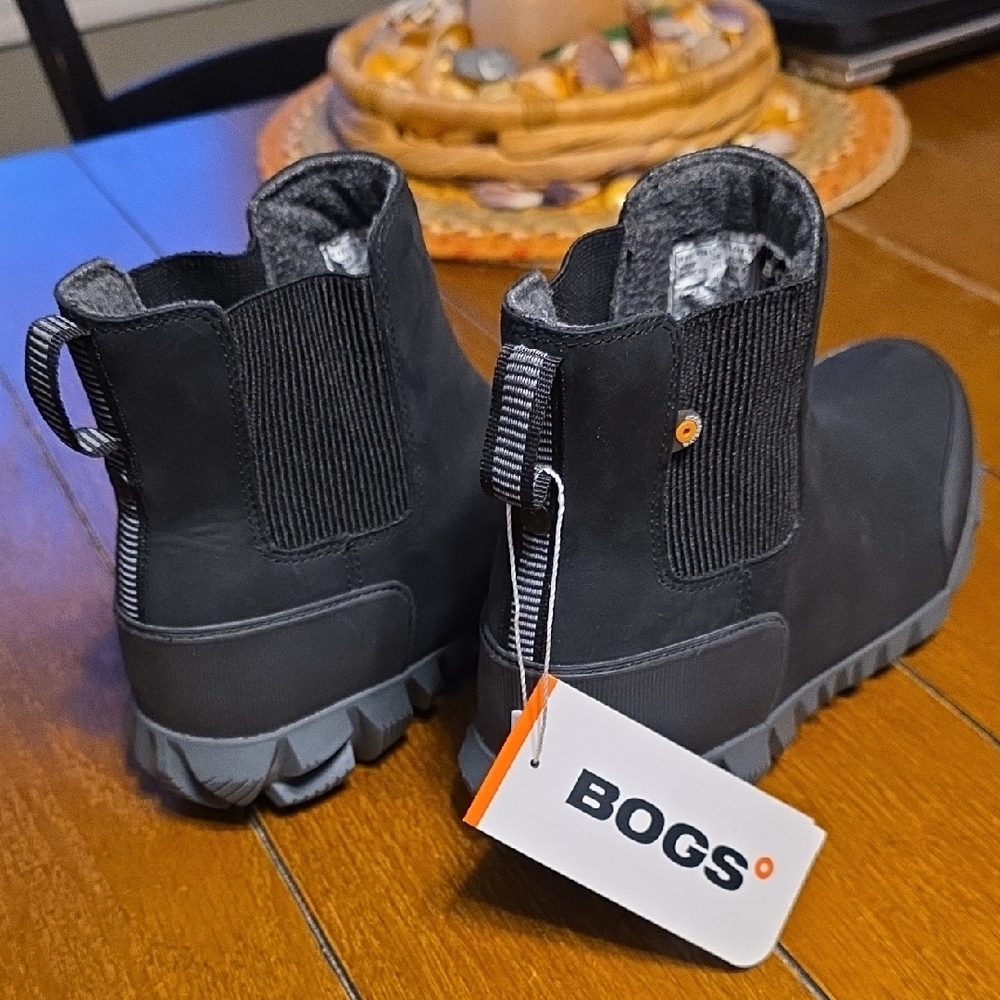 BOGS Arcata Urban Leather Chelsea Black and Gray Ankle Boots